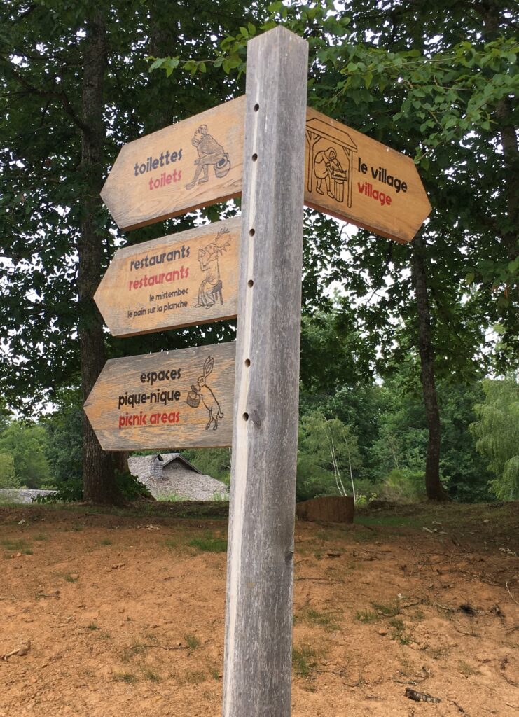 Guedelon signs
