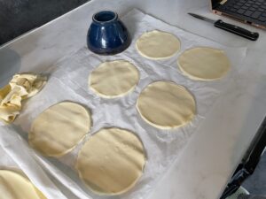 six cut out circles of puff pastry